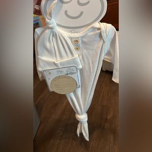 Knotted white baby gown with milestone disc 0-3 month